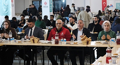 Rektör Karabulut iftarda öğrencilerle buluştu