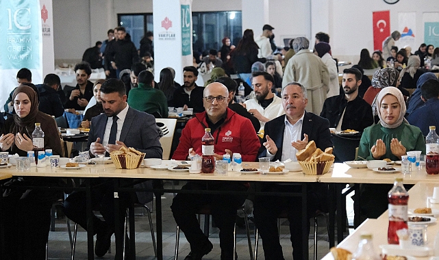 Rektör Karabulut iftarda öğrencilerle buluştu