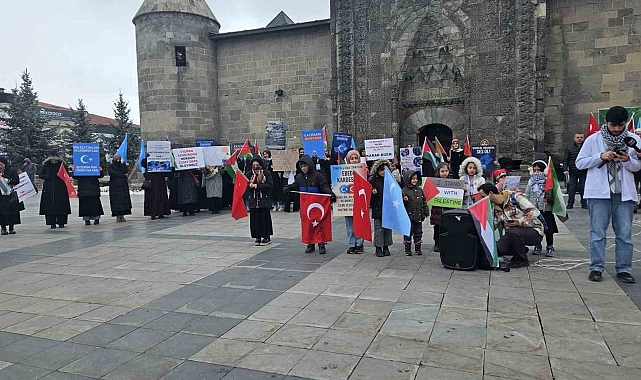 Sağlık çalışanları sessiz yürüyüşlerini sürdürdü