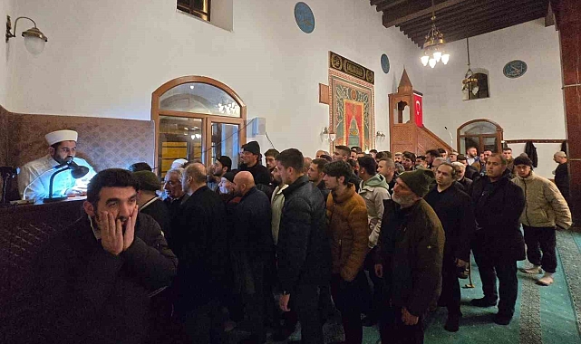Tercan'da Sakal-ı Şerif'i görmek için vatandaşlar Merkez Camii'ne akın etti
