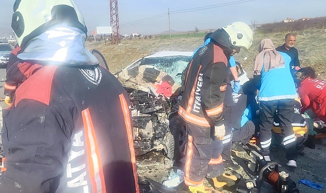 Tır ile otomobilin karıştığı feci kazada aynı aileden 3 kişi hayatını kaybetti