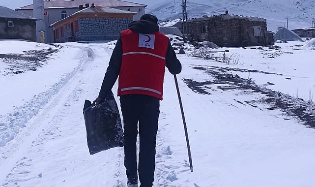 Türk Kızılay Hamur’dan Ramazan Bayramı  için kıyafet yardımı