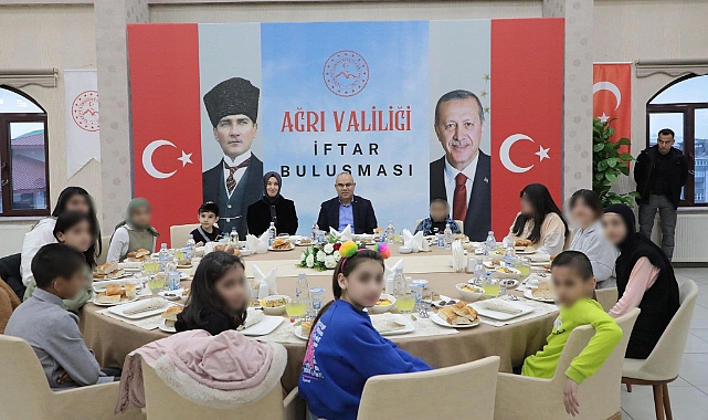 Vali Koç, Sevgi Evlerinde kalan çocuklarla iftar sofrasında buluştu