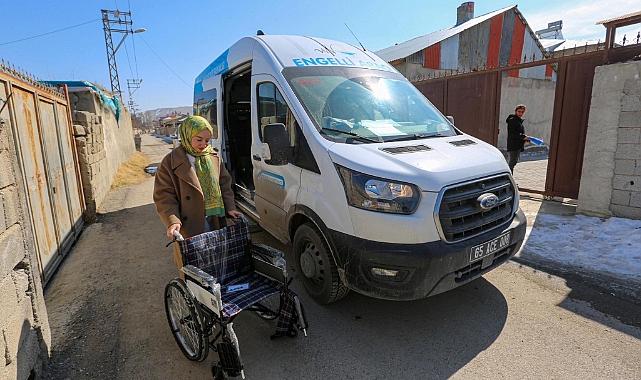 Van Büyükşehir Belediyesi İl ve İlçelerdeki Engelli Vatandaşlara Destekte Bulunuyor
