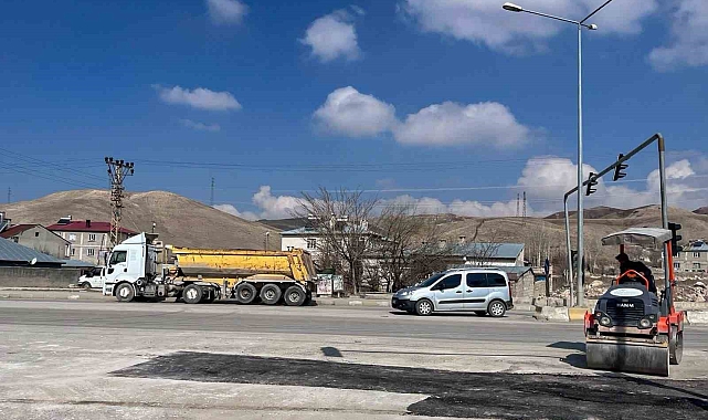 Van Büyükşehir Belediyesinin yollarda bakım ve onarım çalışmaları sürüyor