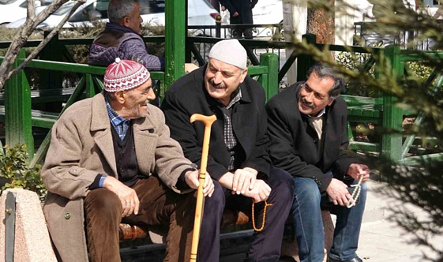 Van'da havaların ısınması ile vatandaşlar parklara akın etti