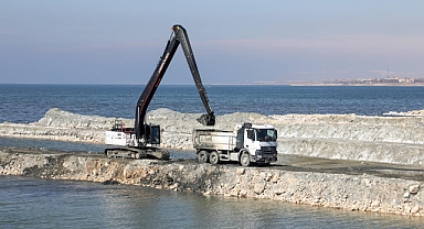 Van Gölü'nde Dip Çamuru Temizliği Çalışmaları Yeniden Başladı