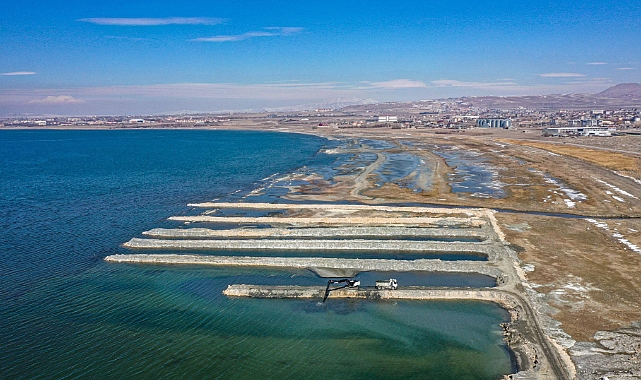 Vangölü Dibindeki Çaburun Temizlenmesi Çalışmalarına Yeniden Başlandı