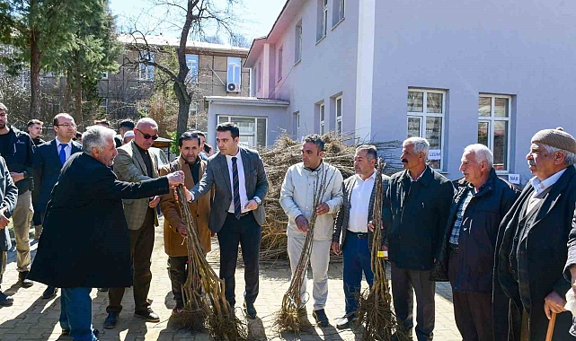 Van'ın Çatak ilçesinde çiftçilere yüzde 80 hibe ile fidan dağıtımı yapıldı
