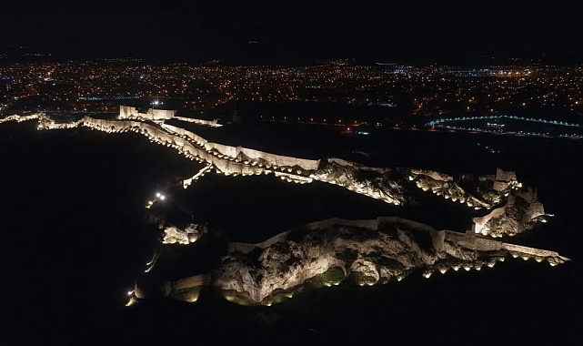 Van'ın tarihi mekanları gece bir başka güzel