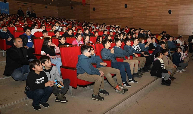 Vanlı çocuklar akrobasi gösterileriyle keyifli vakit geçiriyor