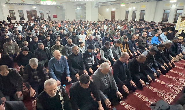 Yüksekova'da Kadir Gecesi dualarla idrak edildi