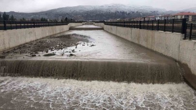 Kuruyan Vasgirt deresinden sel akıyor