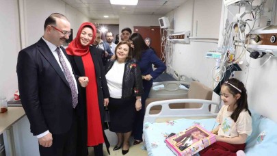 Rektör Ahmet Hacımüftüoğlu ile eşinden anlamlı bayram ziyareti