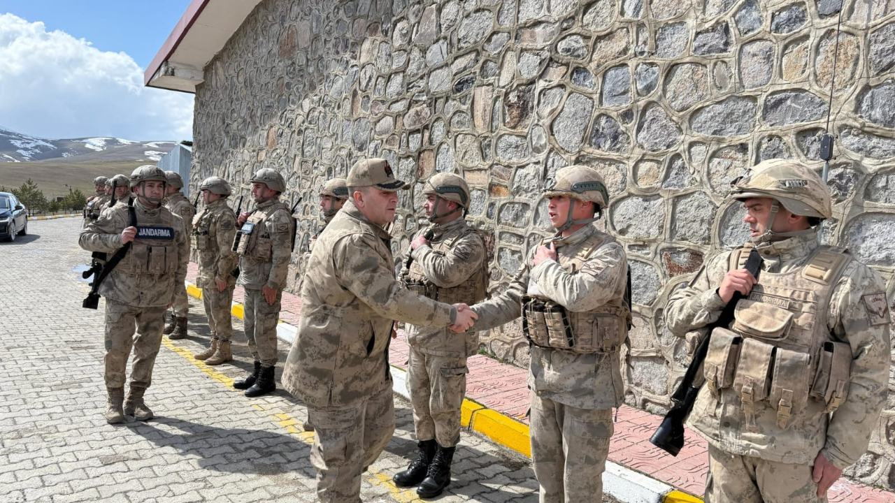 Ağrı İl Jandarma Komutanı Kiper'den Cumaçay Karakolu'na bayram ziyareti