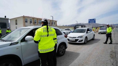 Erzincan’da trafik denetiminde kolonya ve şeker ikramı