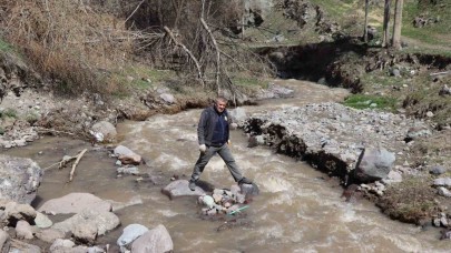 Köylüler dereye köprü istiyor