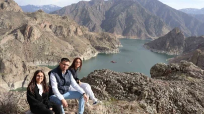Ayvalı Barajı’na baharla gelen doğal güzellik hayran bırakıyor