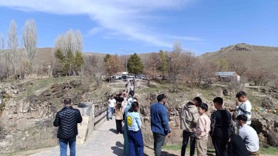 Muradiye Şelalesinde Bayram Yoğunluğu