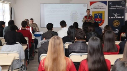 Jandarma ekipleri öğrencileri bilgilendiriyor