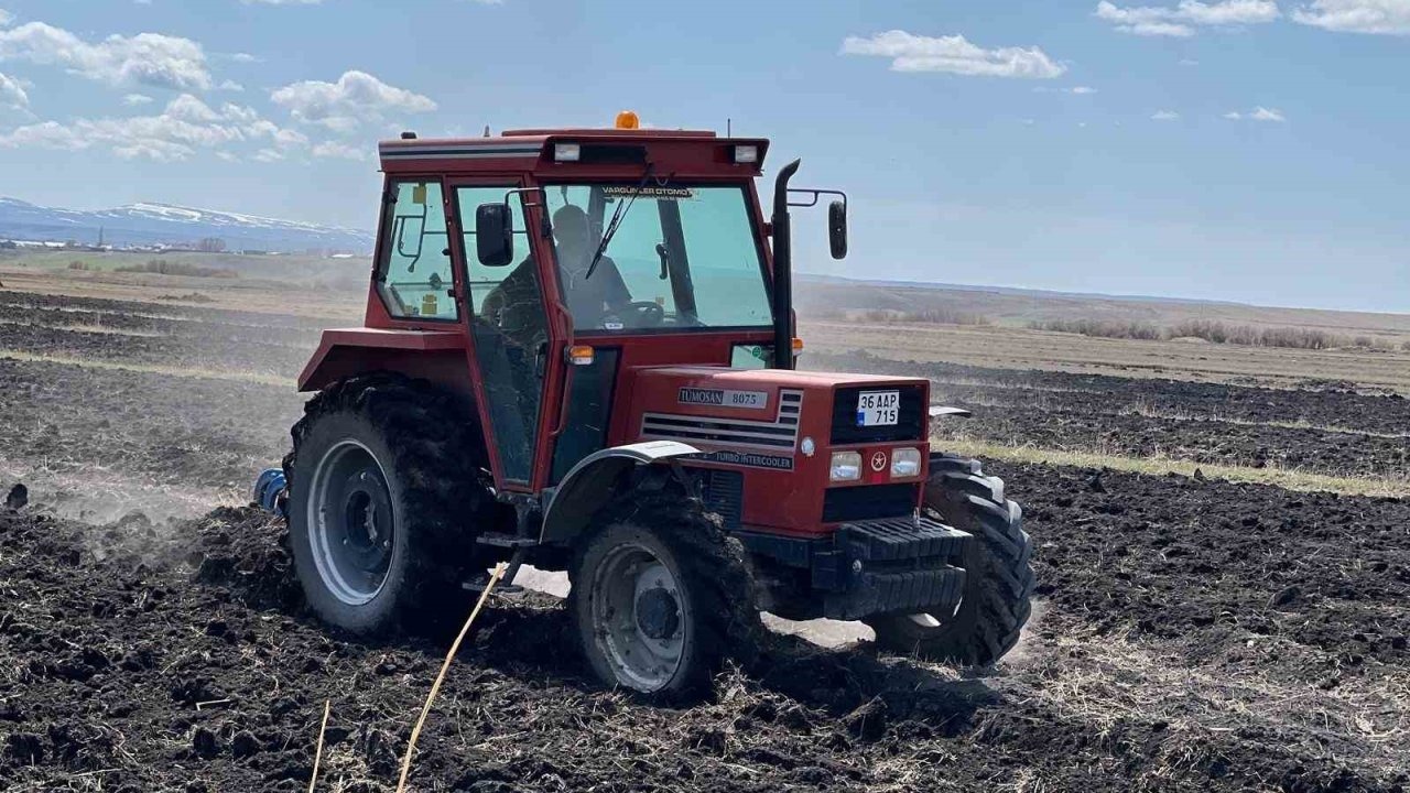 Kars’ta çiftçiler tarlalarını sürmeye başladı