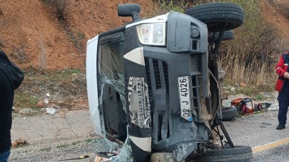 Sürücünün kontrolünden çıkan minibüs devrildi: 5 yaralı