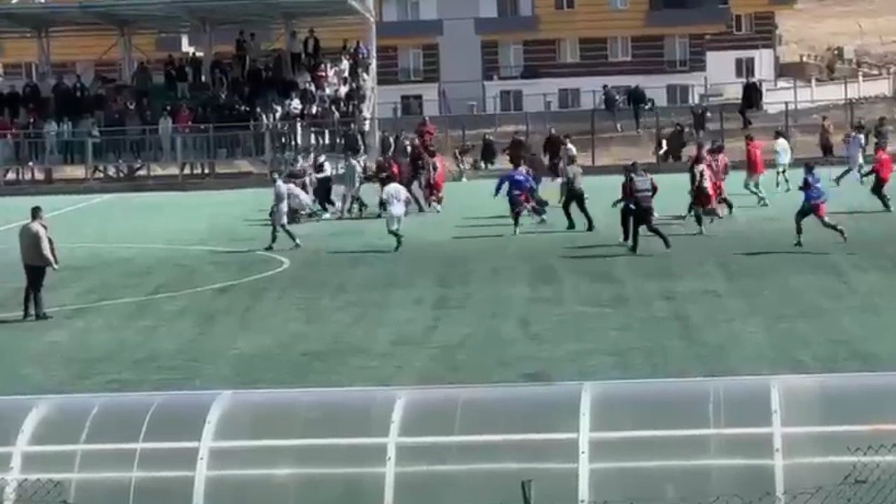 Kars’ta futbol sahası, savaş alanına döndü