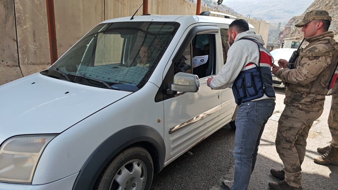 Hakkari'de jandarma şoförlere bayram ikramında bulundu