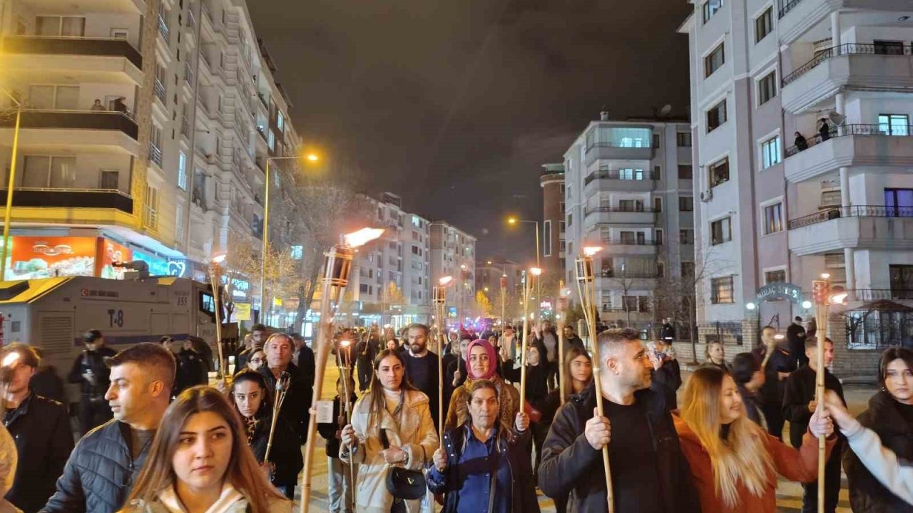 Van’ın kurtuluş yıl dönümünde fener alayı düzenlendi