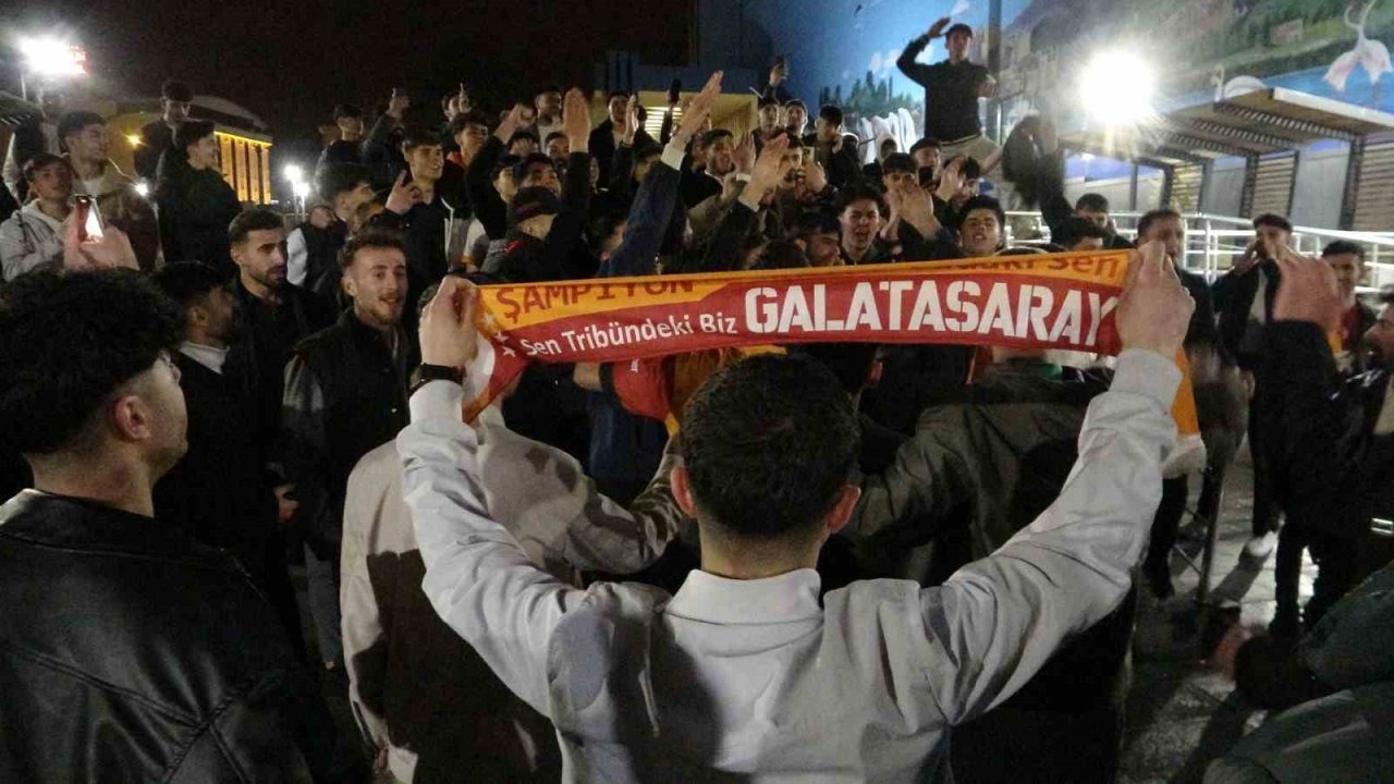 Galatasaraylı taraftarların derbi sevinci