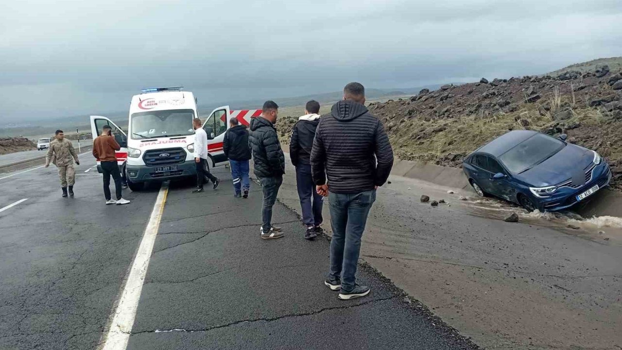 Sürücü direksiyon hakimiyetini kaybetti, 4 kişi yaralandı