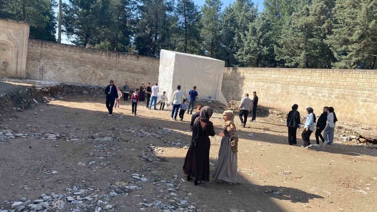 Veysel Karani Türbesi aslına uygun yapılıyor