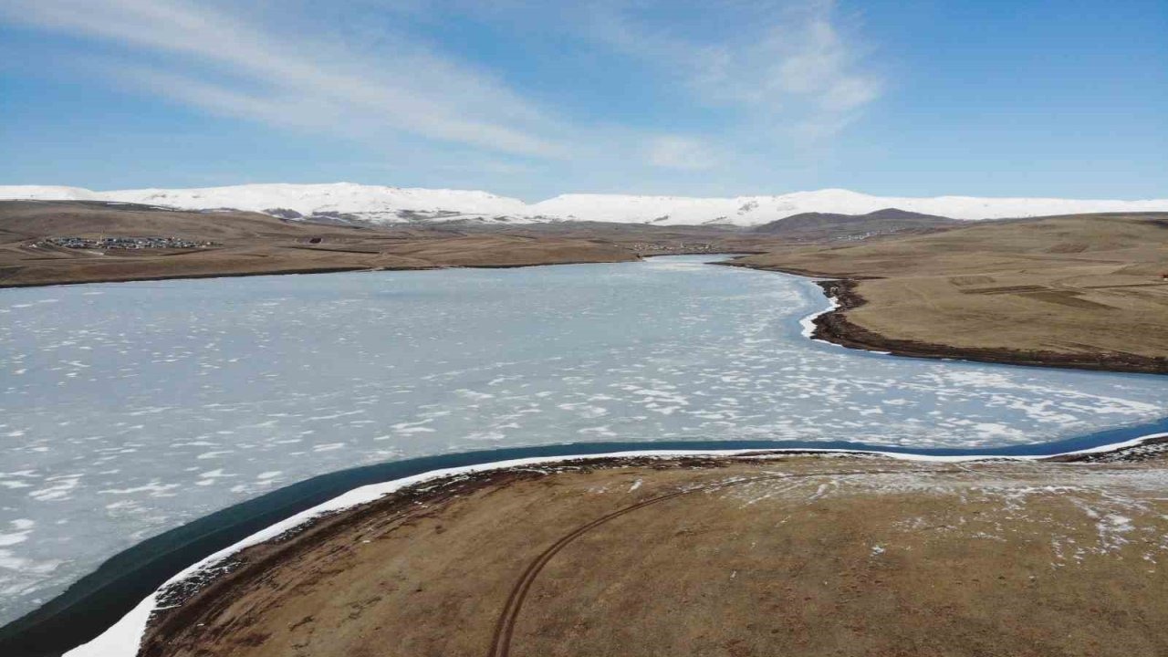 Kars Bayburt Barajı’nın buzları 1 günde çözüldü