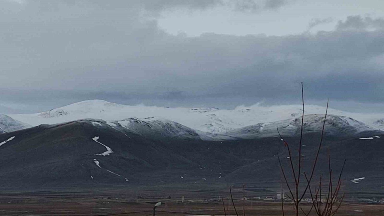 Ardahan’da dağların zirvesi beyaza büründü