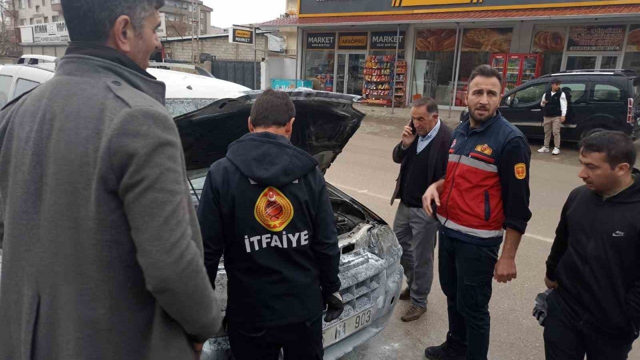 Van’da seyir halindeki aracın motoru yandı
