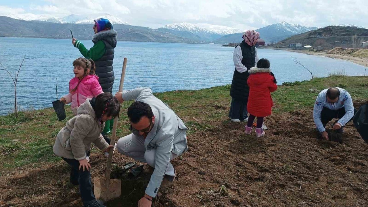 Bitlis'te badem fidanları toprakla buluştu