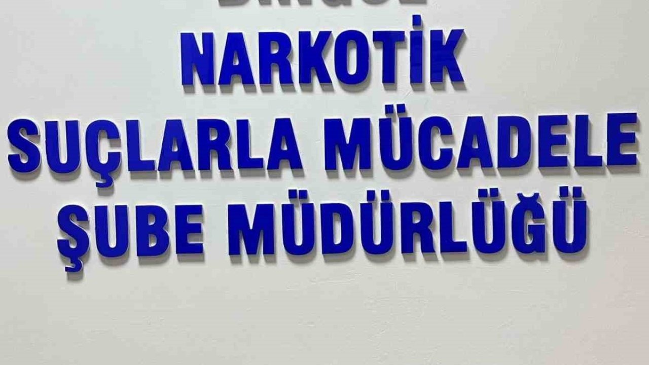 Polis 1,5 kilo toz esrar ele geçirdi