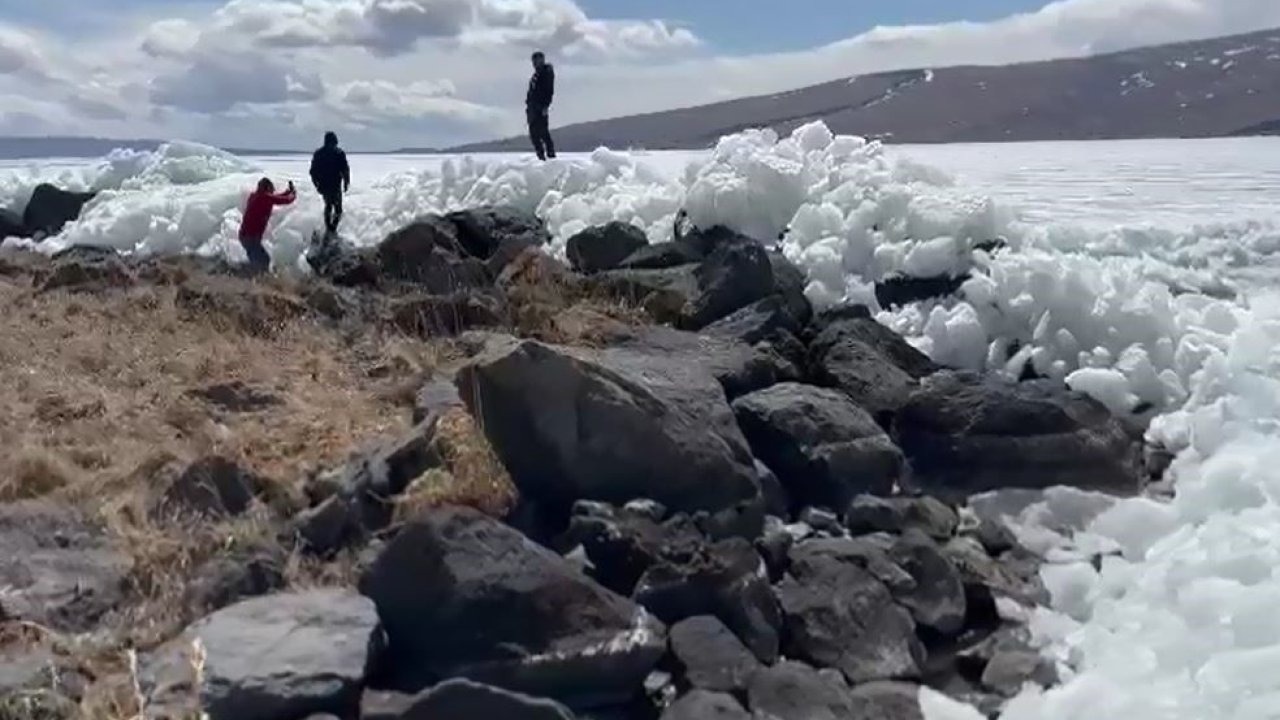 Havaların ısınmasıyla Çıldır Gölü, çözülmeye başladı