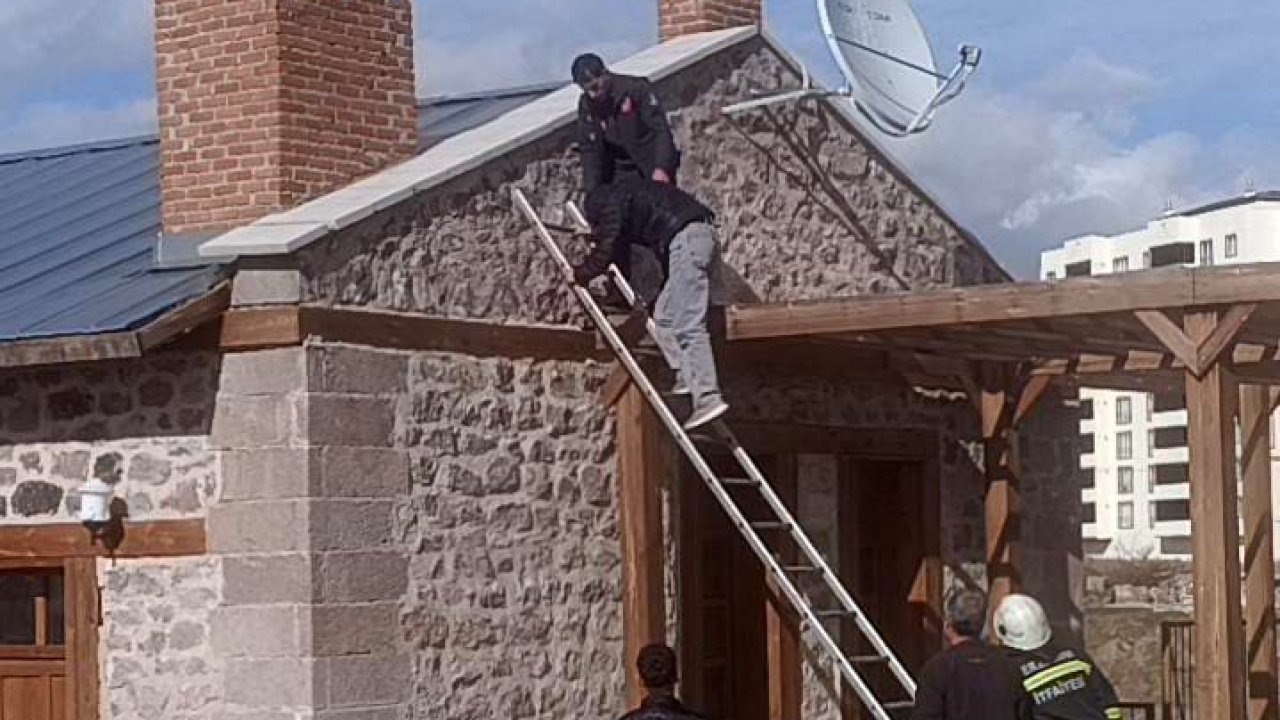 Erzurum'da gençlerin çatıya çıkma şakası korkuya döndü