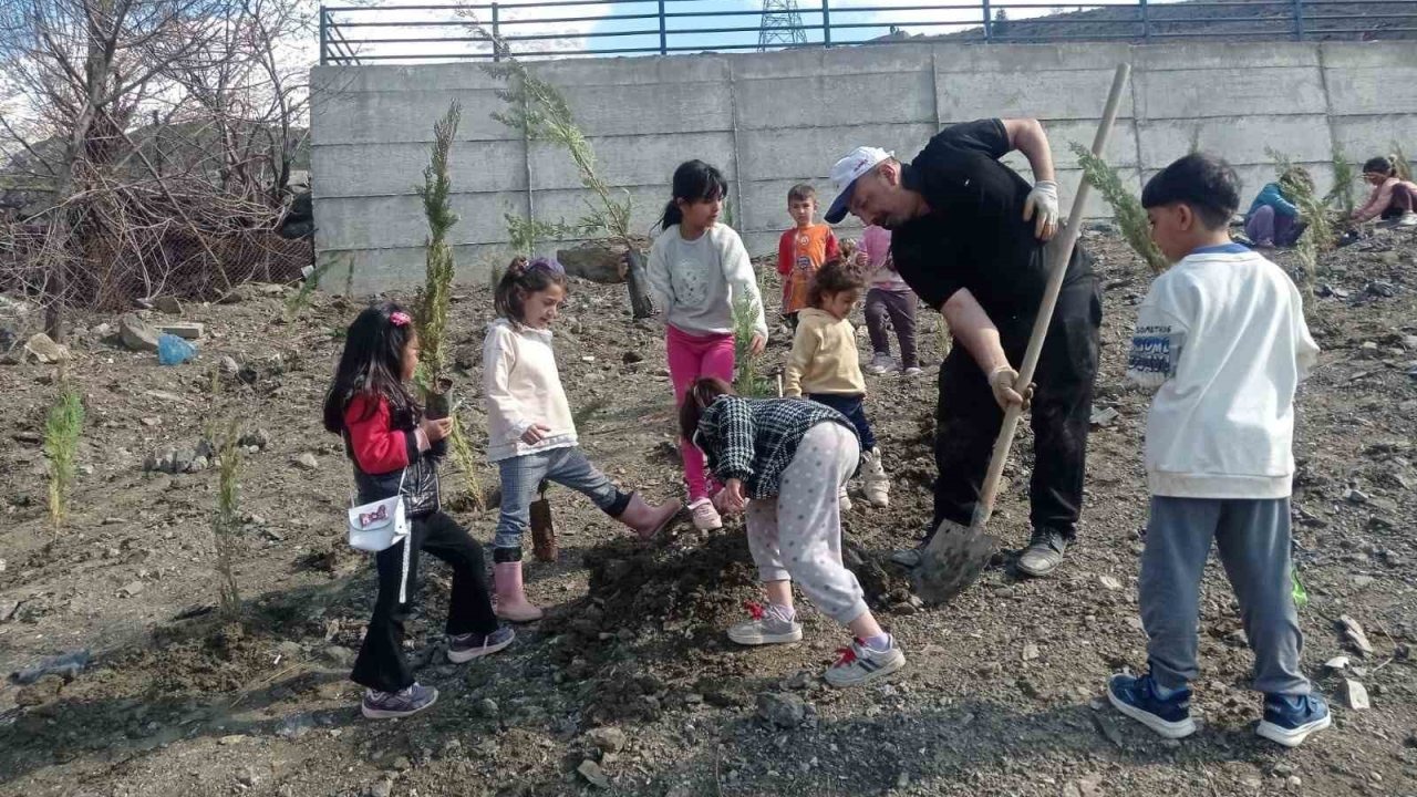 Muhtar Aksaç, çocuklarla birlikte fidan dikti