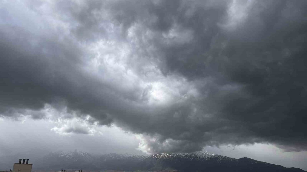 Erzincan’da sağanak yağış, yükseklerde kar bekleniyor