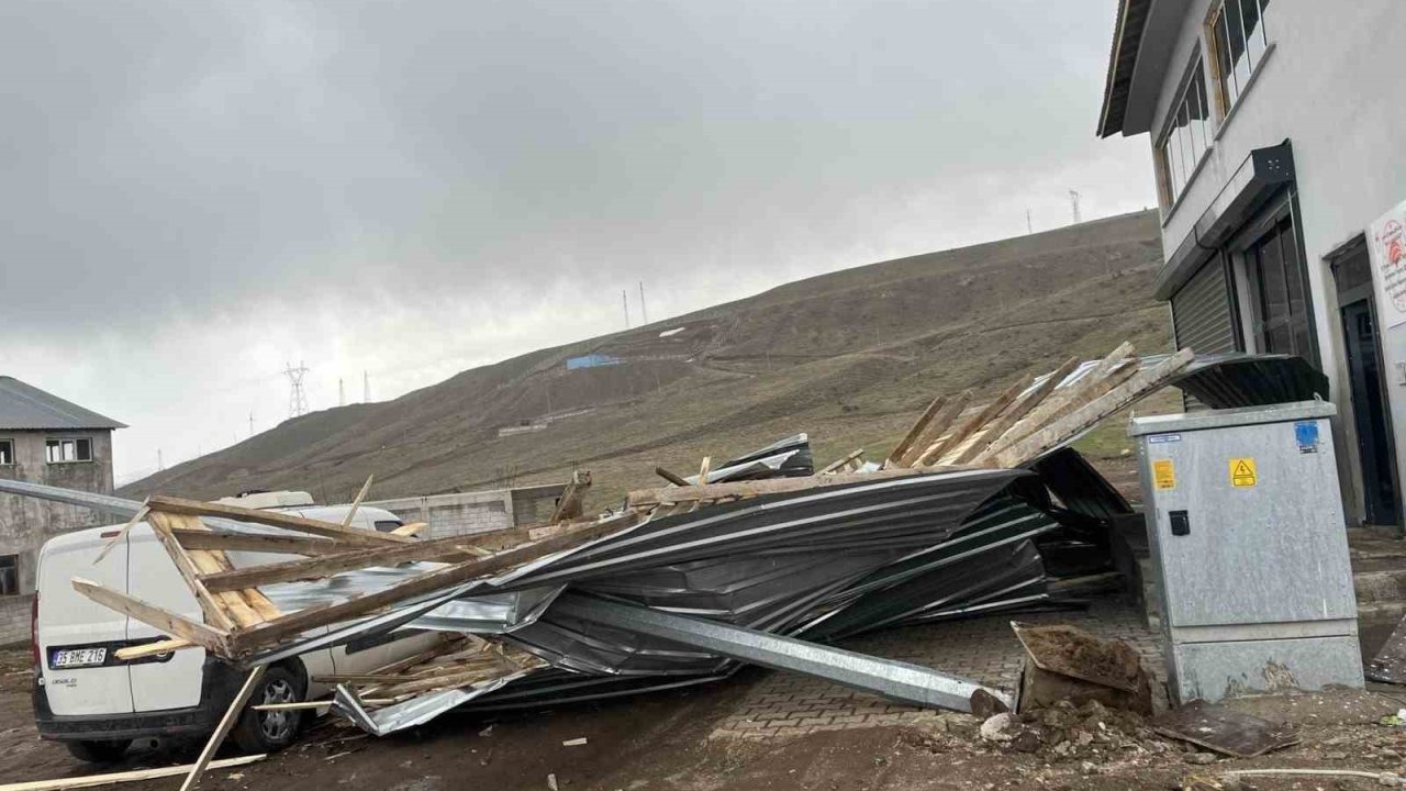 Şiddetli rüzgar Bitlis’te çatıları uçurdu