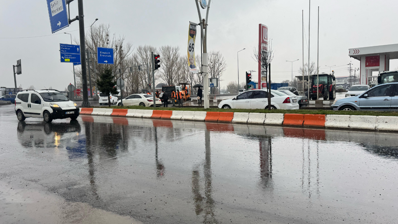 Ağrı’da Sağanak Yağmur Hayatı Olumsuz Etkiliyor