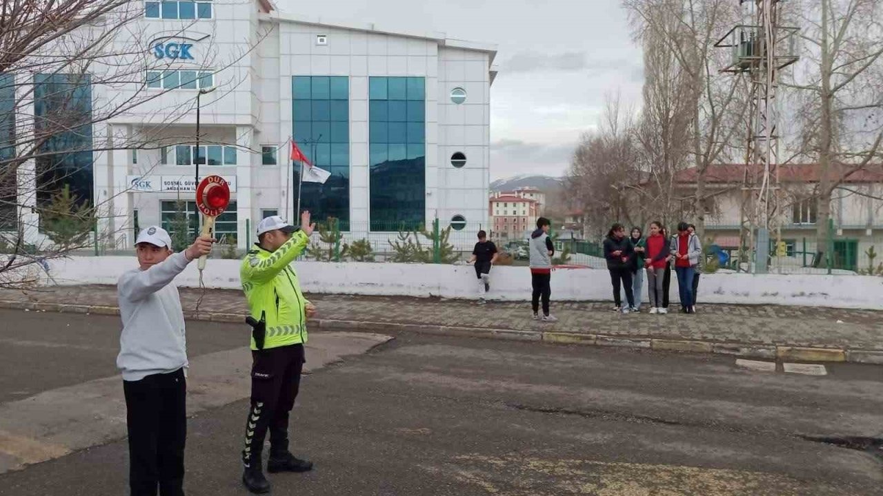 Ardahan polisinden öğrencilere trafik eğitimi