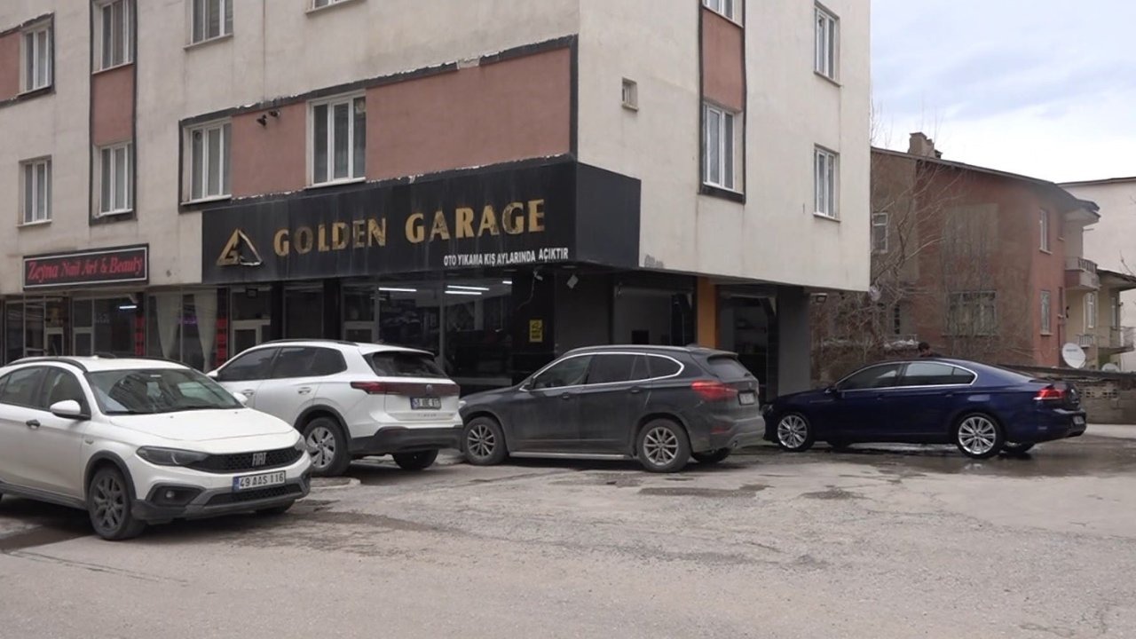 Muş'ta toz taşınımının yağmurla çamura dönüşmesi oto yıkamacılarda kuyruk oluşturdu