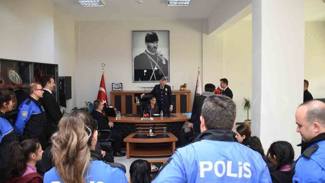 Emniyet Müdürü Baybaba koltuğunu kız öğrenciye devretti