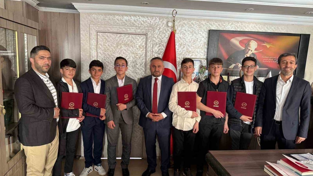 Hafız öğrenciler belge alma sevinci yaşadı