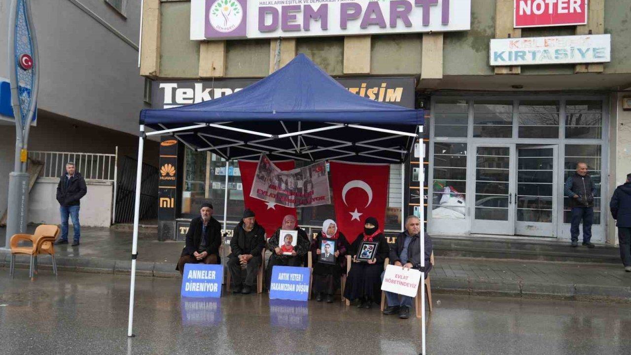 Muşlu anneler sağanak altında evlat nöbetini sürdürüyor