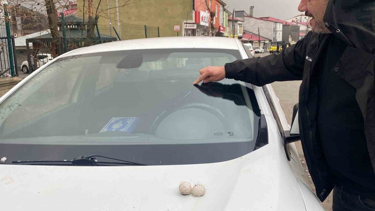 Dolu araçların camlarını kırdı