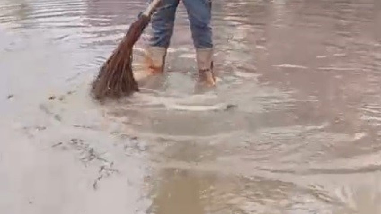 Sağanak yağmur sele döndü: Evleri su bastı